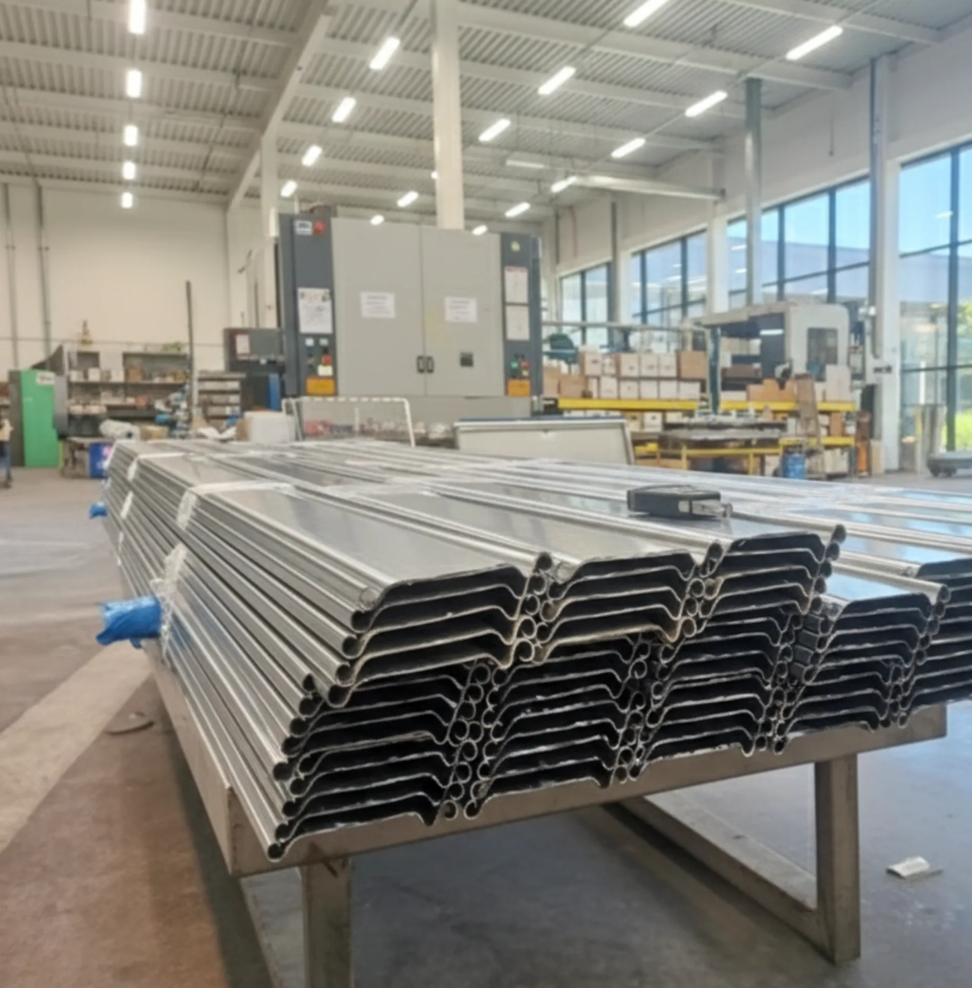 Fabrication de rideaux metalliques en usine en France